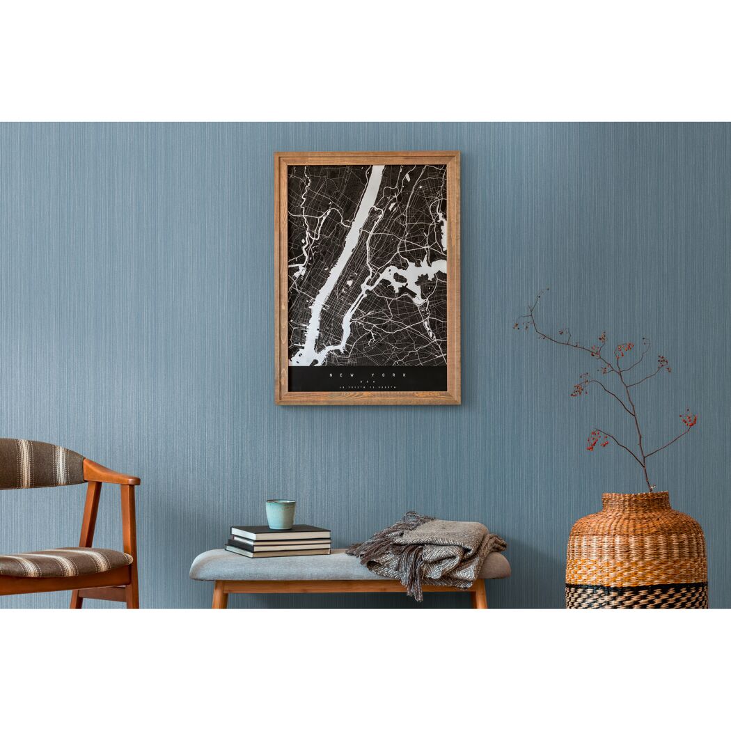 Wohnzimmer mit New Yorker Stadtplan an blauer Wand.
