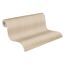 Beige Vliestapete mit goldenen Streifen aufgerollt.