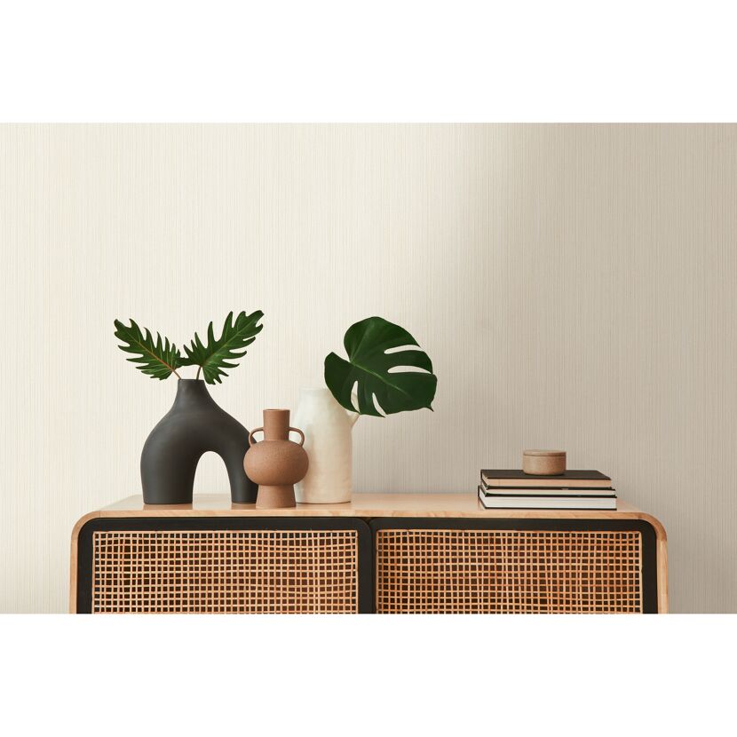 Beige Vliestapete mit feiner Streifenstruktur
