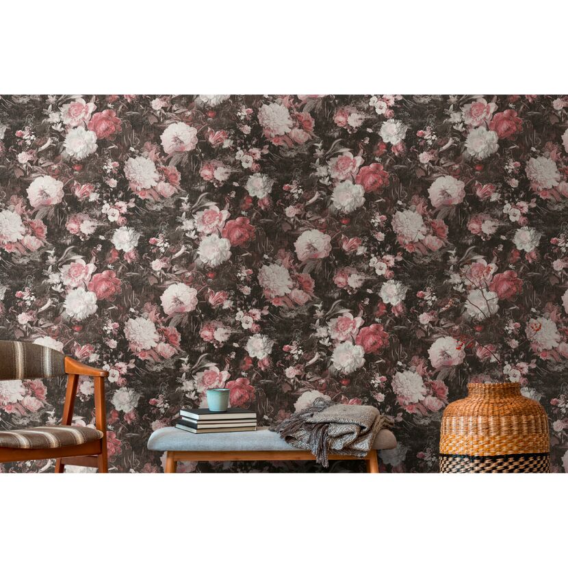 Wohnzimmer mit Blumentapete in rosa und weiß auf grauem Hintergrund.