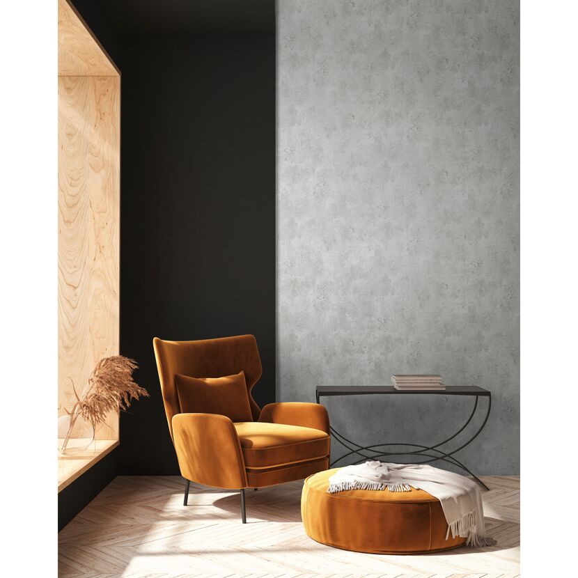 Senfgelber Sessel mit Hocker in einem modernen Wohnzimmer