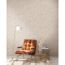 Sessel, Beistelltische, Stehlampe und Deko vor beigefarbener Wand