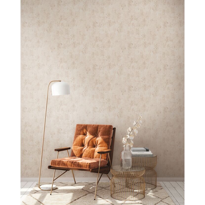 Sessel, Beistelltische, Stehlampe und Deko vor beigefarbener Wand