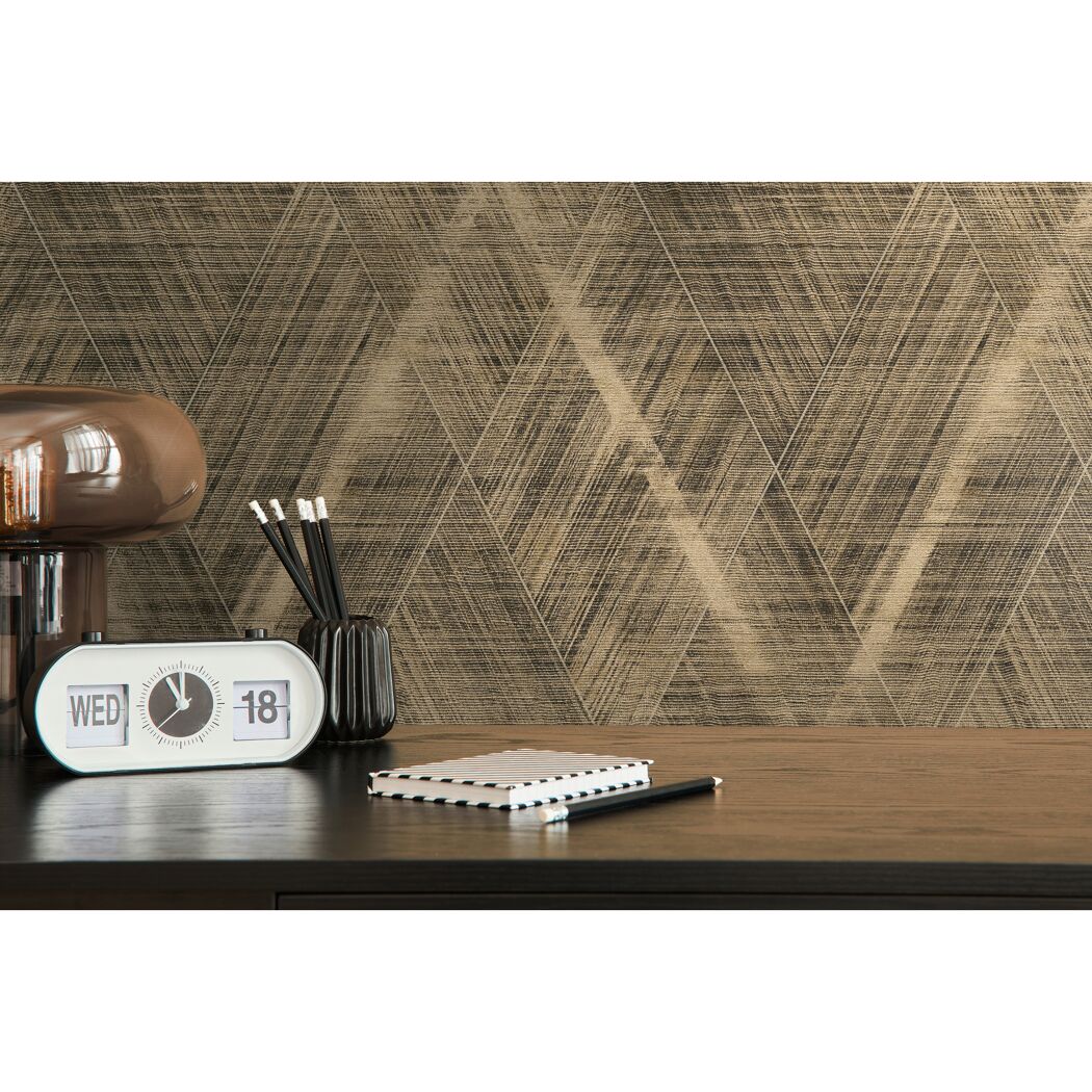 Schreibtisch mit Uhr, Stiften, Notizbuch und Lampe