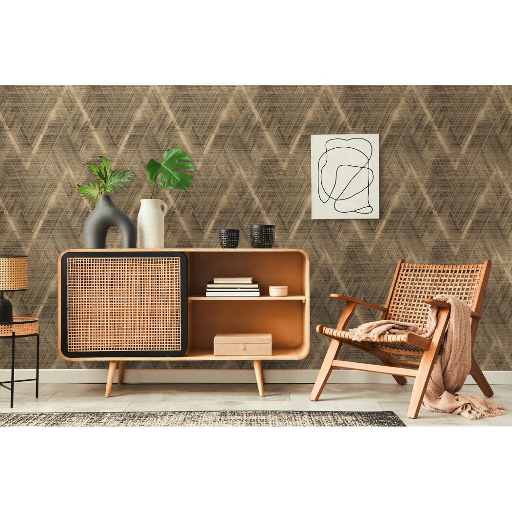Wohnzimmer mit beige-brauner Vliestapete The BoS Rautenmuster