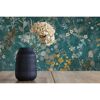 Getrocknete Hortensie in schwarzer Vase vor gemusterter Wand