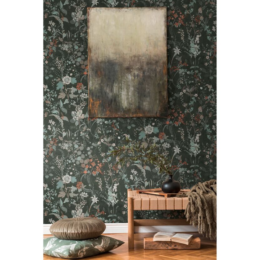 Wohnzimmer mit floral gemusterter Tapete in grün