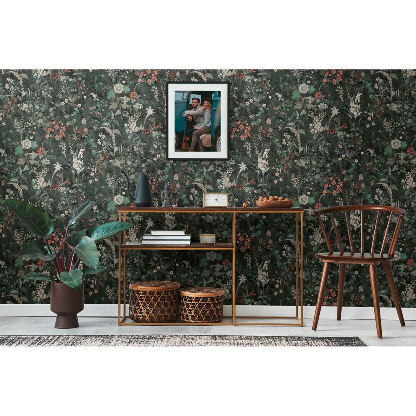 Zimmer mit Blumentapete und Holzmöbeln