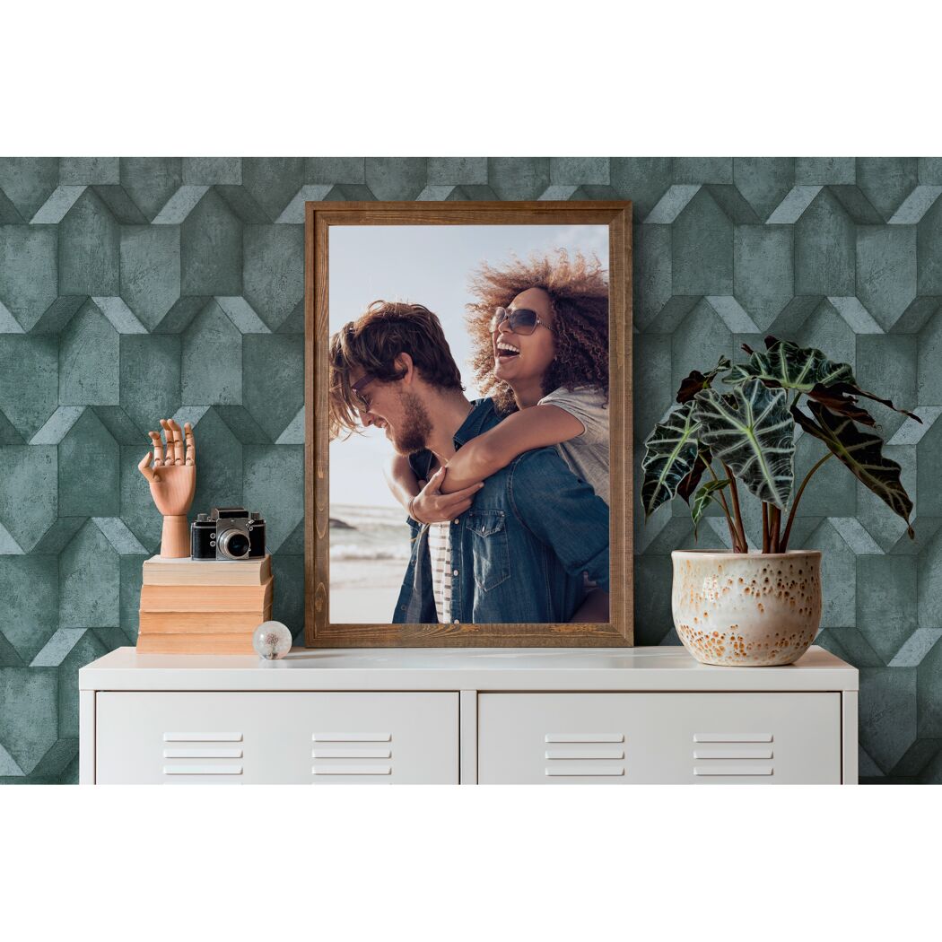 Gerahmtes Foto auf Sideboard mit 3D-Tapete im Hintergrund