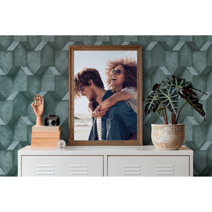 Gerahmtes Foto auf Sideboard mit 3D-Tapete im Hintergrund