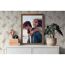 Gerahmtes Foto auf Kommode mit Pflanze und Deko, Tapete