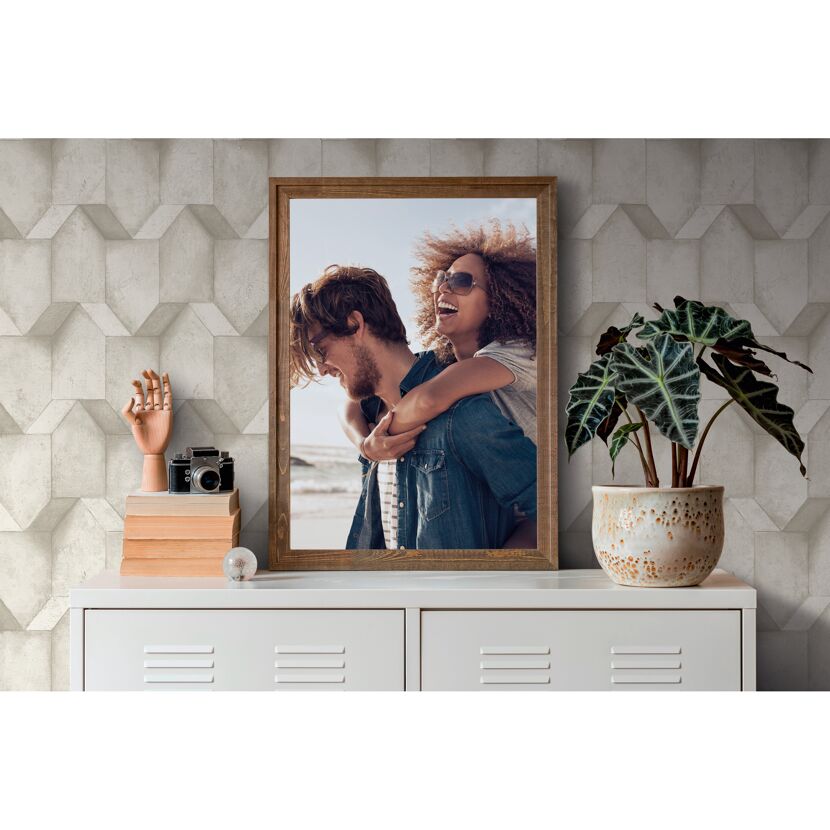 Gerahmtes Foto auf Kommode mit Pflanze und Deko, Tapete