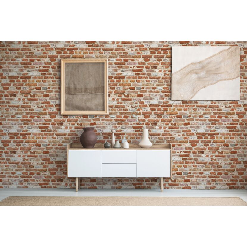 Wohnzimmer mit Ziegelwandtapete und weißem Sideboard