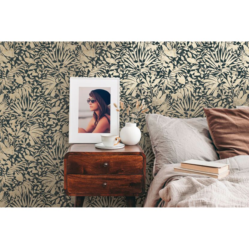 Schlafzimmer mit Blättermuster-Tapete in Schwarz und Gold