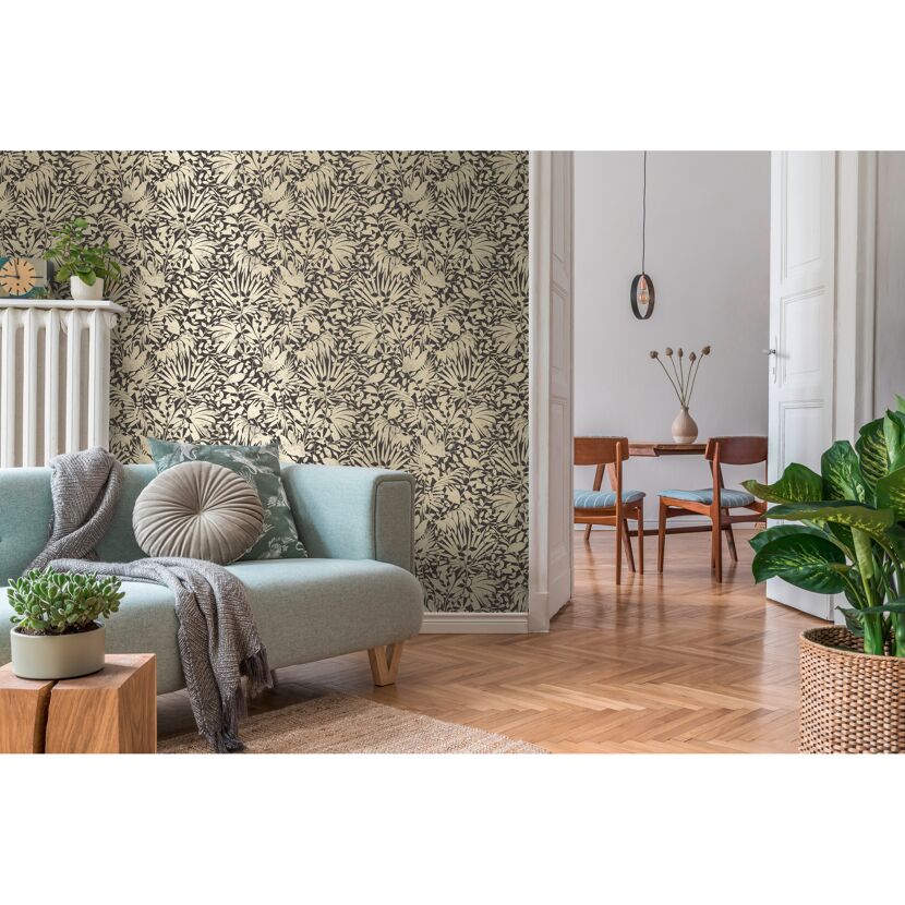 Wohnzimmer mit Blättermuster-Tapete in Beige und Dunkelgrau