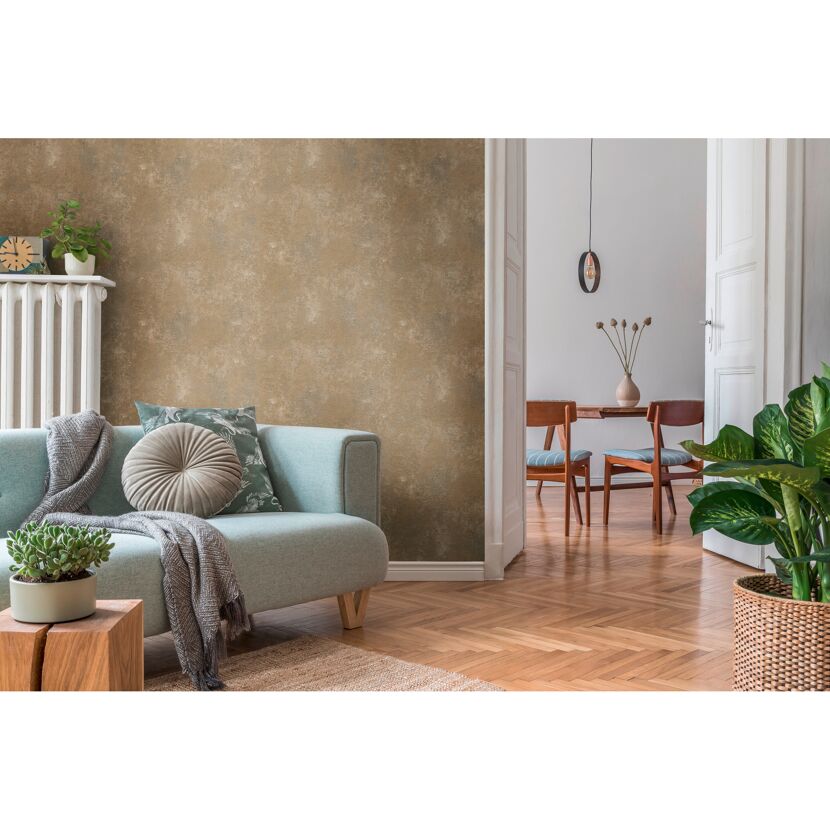 Wohnzimmer mit goldfarbener Vliestapete The BoS Putzstruktur