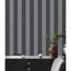 Grau-schwarze gestreifte Tapete an der Wand