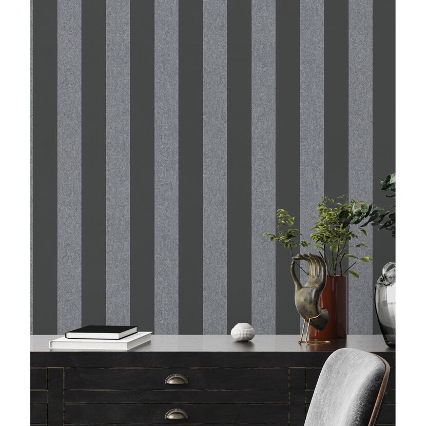Grau-schwarze gestreifte Tapete an der Wand