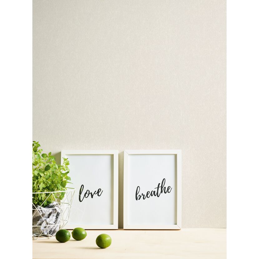 Zwei gerahmte Schriftzüge Love und Breathe an einer Wand.