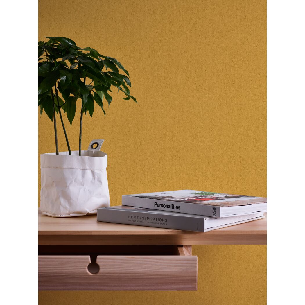 Senfgelbe Vliestapete attractive 2 Uni an der Wand
