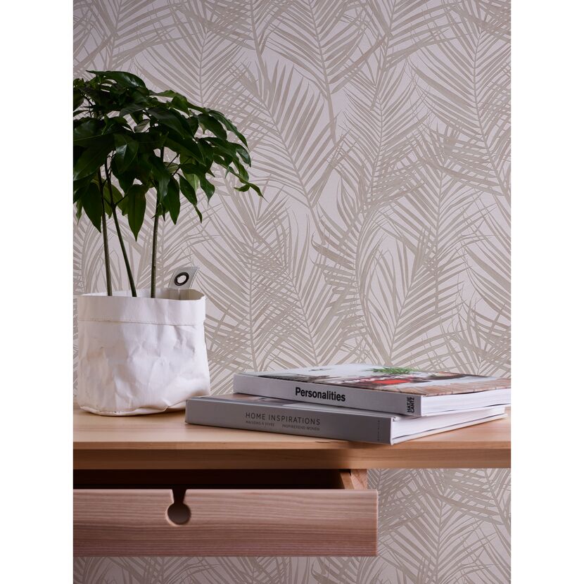 Beige Palmentapete an der Wand