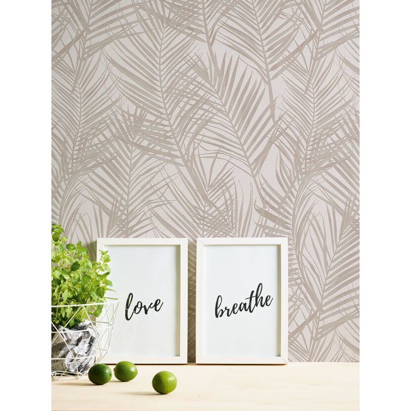 Beige Palmentapete mit zwei Bildern und Pflanzen.