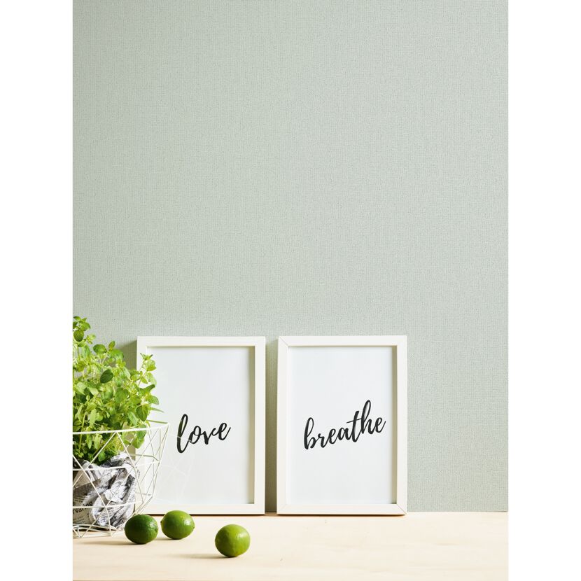 Zwei gerahmte Kunstdrucke mit Aufschriften love und breathe.