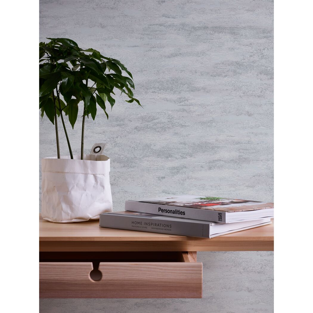 Vliestapete attractive 2 Welle hellgrau mit Pflanze und Büchern auf einem Holztisch