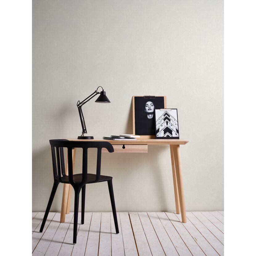 Schreibtisch mit Lampe, Bildern und Stuhl