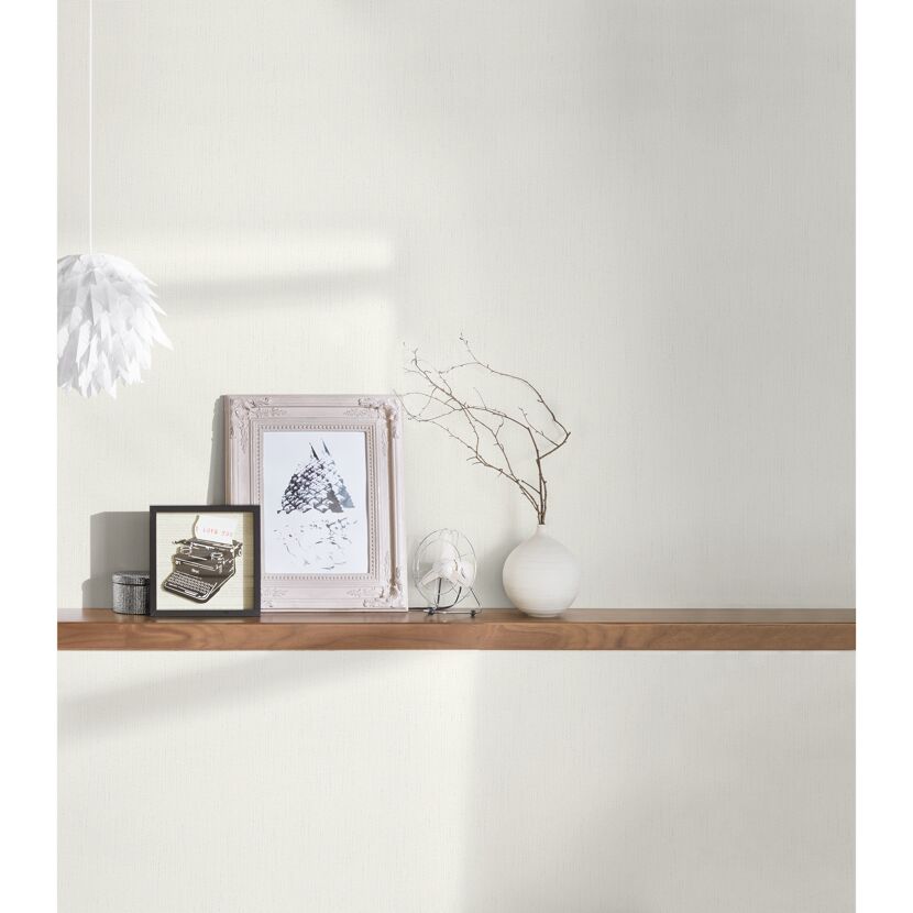 Vliestapete Shades of White mit Deko-Bilderrahmen und Zweigen