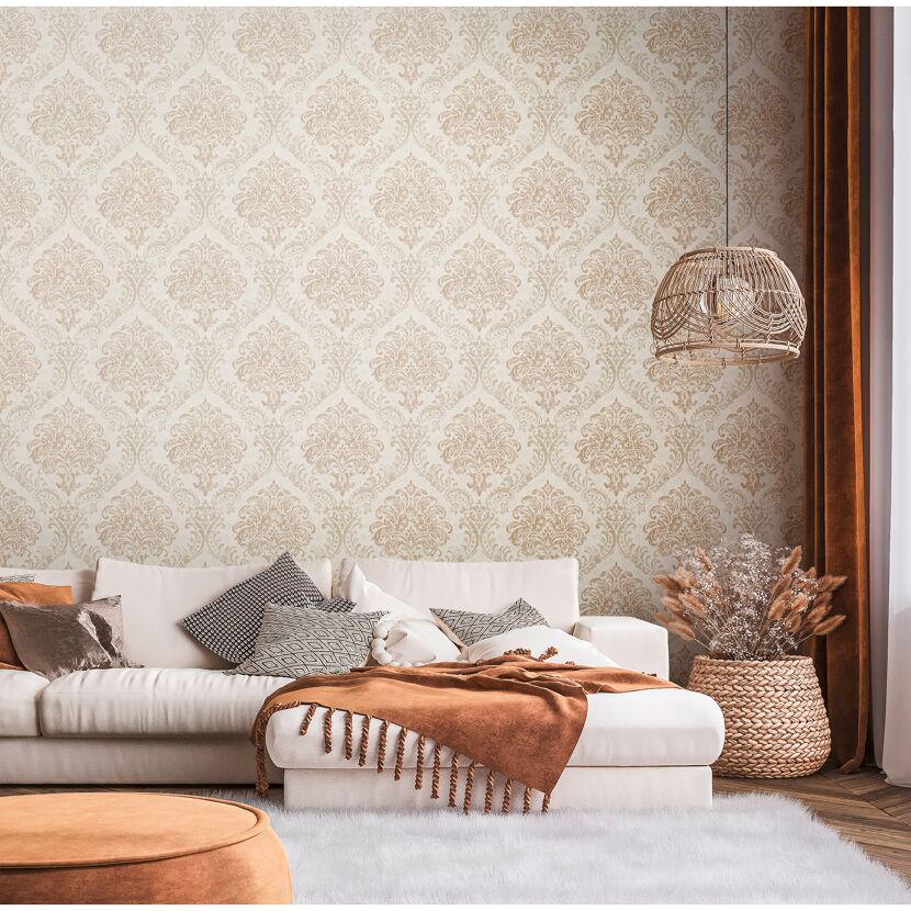 Wohnzimmer mit beiger Ornamenttapete