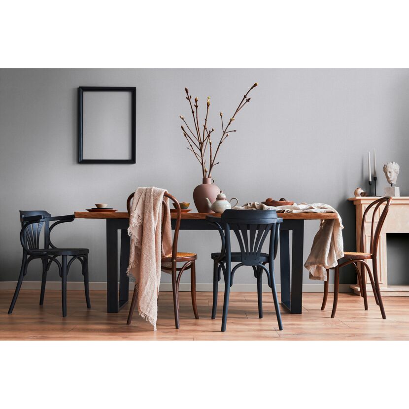 Esszimmer mit grau gestrichener Wand