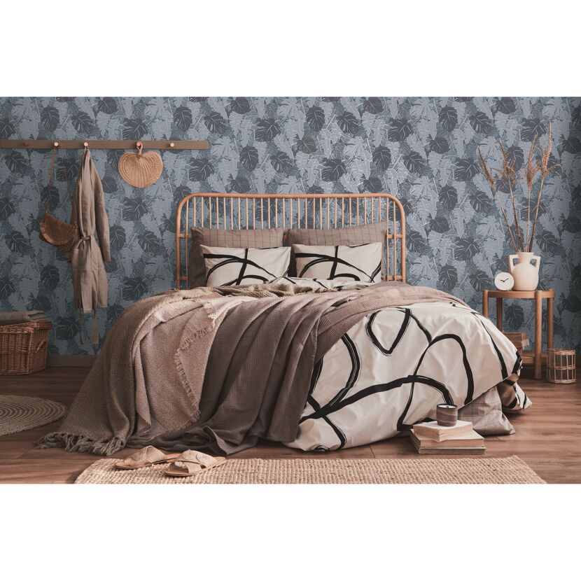 Schlafzimmer mit blauer Tapete mit Blättern