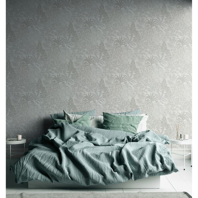Bett mit grauer Blumentapete