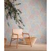 Zimmer mit floral gemusterter Tapete in Rosa, Blau und Beige