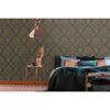Schlafzimmer mit goldener Ornamenttapete