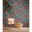 Wohnzimmer mit floral gemusterter Tapete in rot und türkis