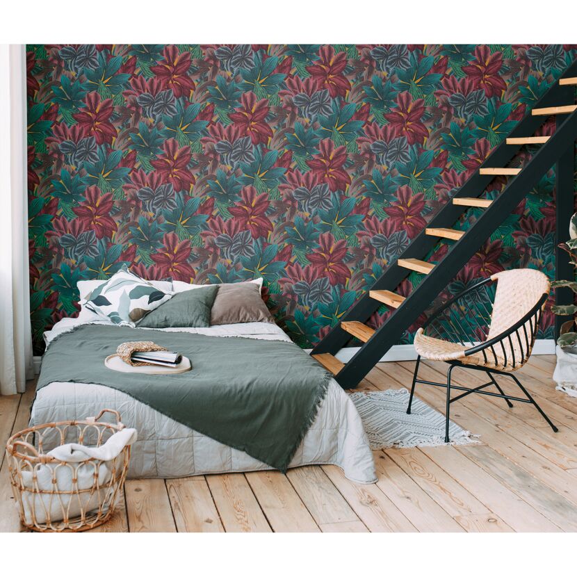 Zimmer mit buntem Blätter-Muster Tapete