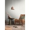 Gemütliches Wohnzimmer mit Rattan-Sessel