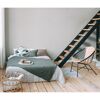 Schlafzimmer mit Bett, Korbstuhl und Holztreppe
