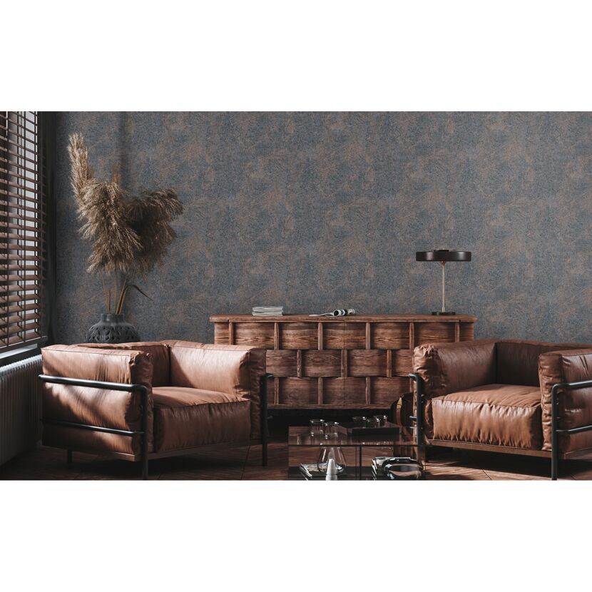Wohnzimmer mit blauer Vliestapete und Ledersesseln