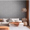 Wohnzimmer mit beigem Sofa, braunen Vorhängen und Korblampen