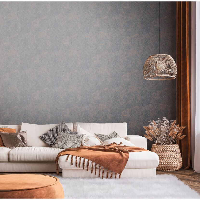Wohnzimmer mit beigem Sofa, braunen Vorhängen und Korblampen