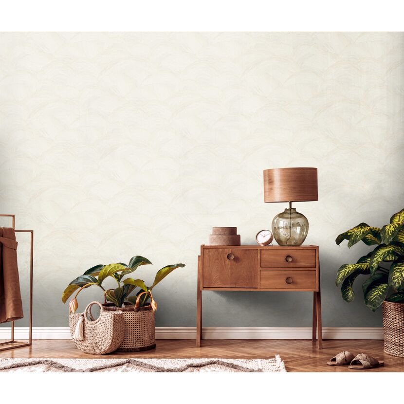 Beige Vliestapete "Mesto" mit Wellenmuster an der Wand