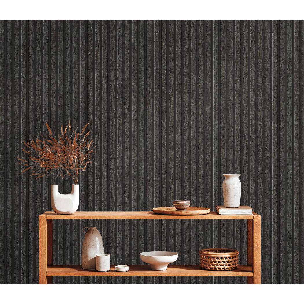 Holzregal mit Deko vor schwarzer Wand