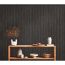 Holzregal mit Deko vor schwarzer Wand