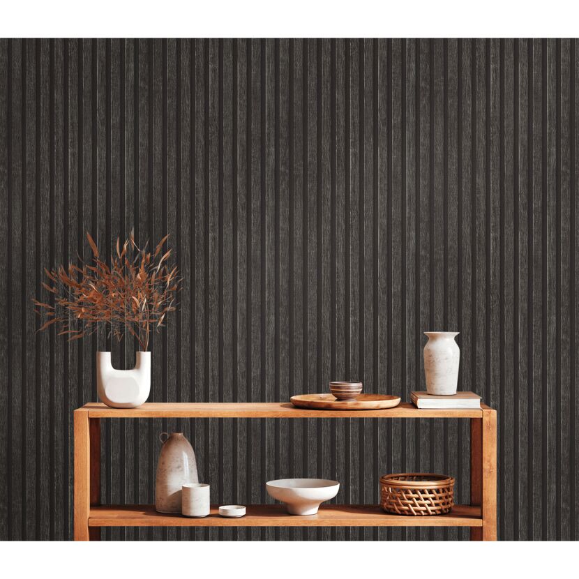 Holzregal mit Deko vor schwarzer Wand