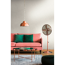 Wohnzimmer mit rosa Sofa, Ventilator und kupferfarbenem Tisch