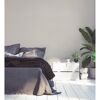 Gemütliches Schlafzimmer mit Bett, Nachttisch und Pflanze