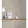 Beige Vliestapete an der Wand